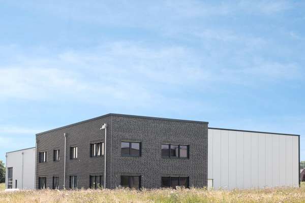 Bürogebäude H3 mit Klinker 106-107-NF anthrazit