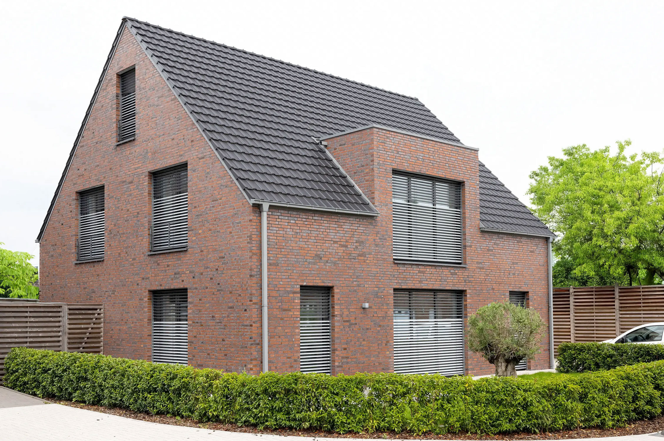 Ob Neubau oder Sanierung: Ein WDVS verbessert die Energieeffizienz eines Einfamilienhauses, ohne die Wohnfläche im Inneren zu verkleinern.