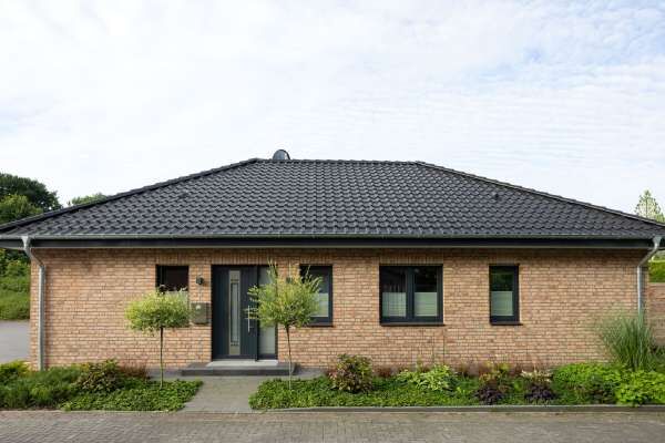 Bungalow H23 mit Klinker 104-108-NF rot-bunt