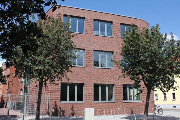 Bürogebäude H2 mit Klinker 114-110-NF rot - blau - bunt