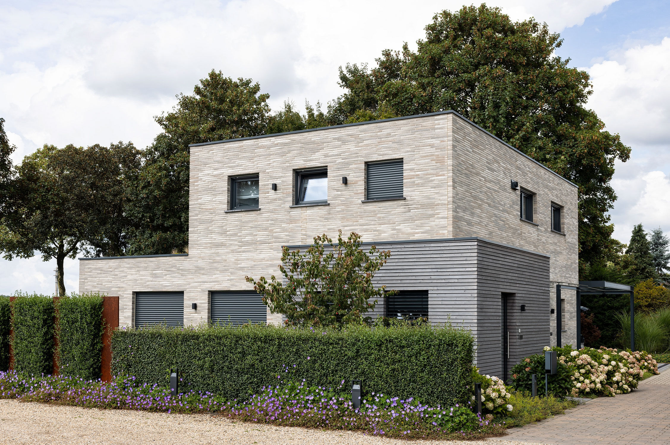 Einfamilienhaus mit Klinkerfassade: Ein Wärmedämmverbundsystem kann eine effiziente Alternative sein, um Wärmeverluste zu reduzieren und die Gebäudehülle energetisch zu verbessern