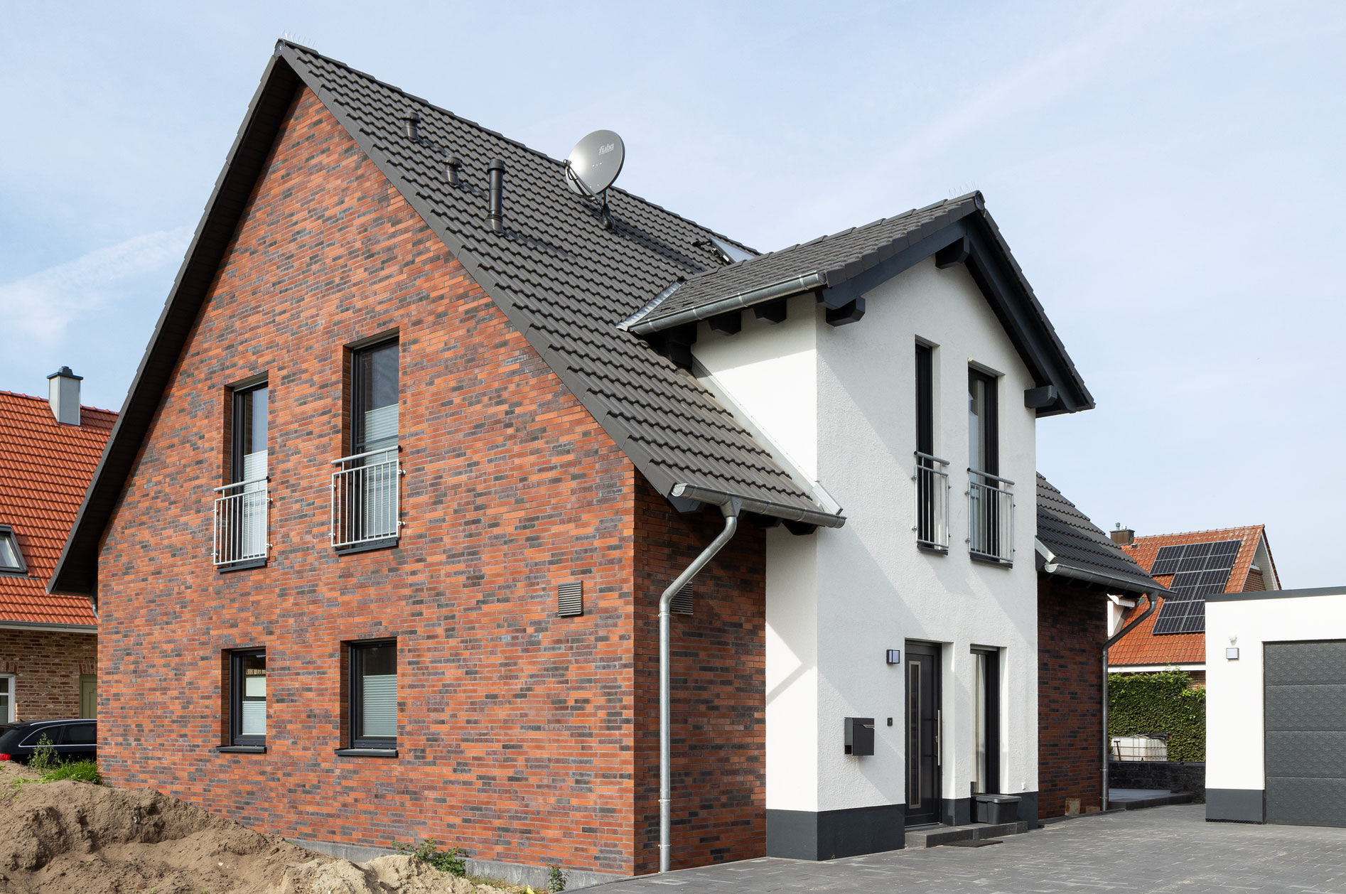 Preisunterschiede bei Klinkern entstehen vor allem durch Optik, Herstellungsaufwand und Chargengröße – nicht durch eine grundsätzlich bessere technische Qualität.