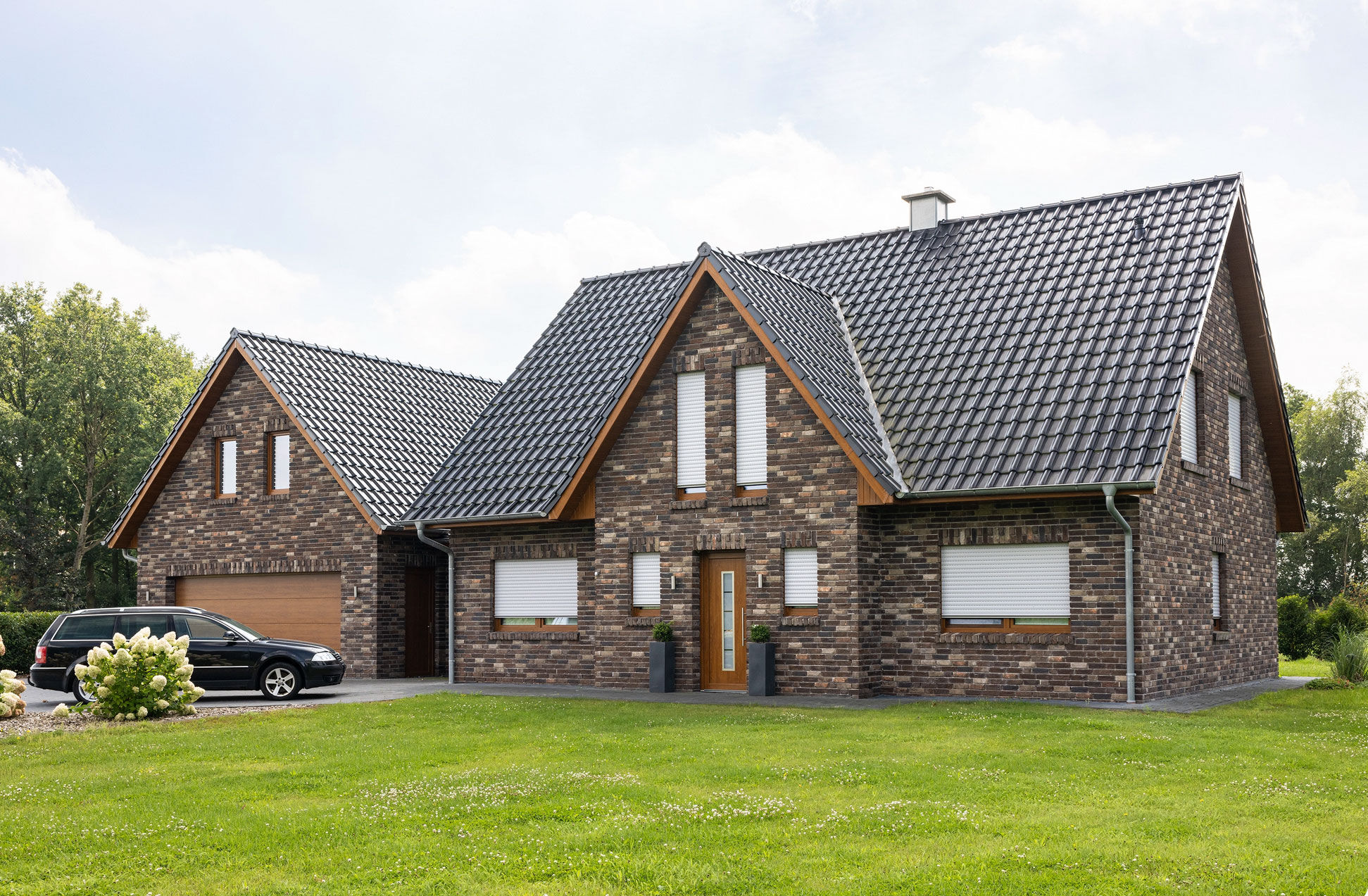 Klassische Eleganz: Eine massive Klinkerfassade verleiht dem Einfamilienhaus zeitlose Wertigkeit und schützt es dauerhaft vor Witterungseinflüssen.