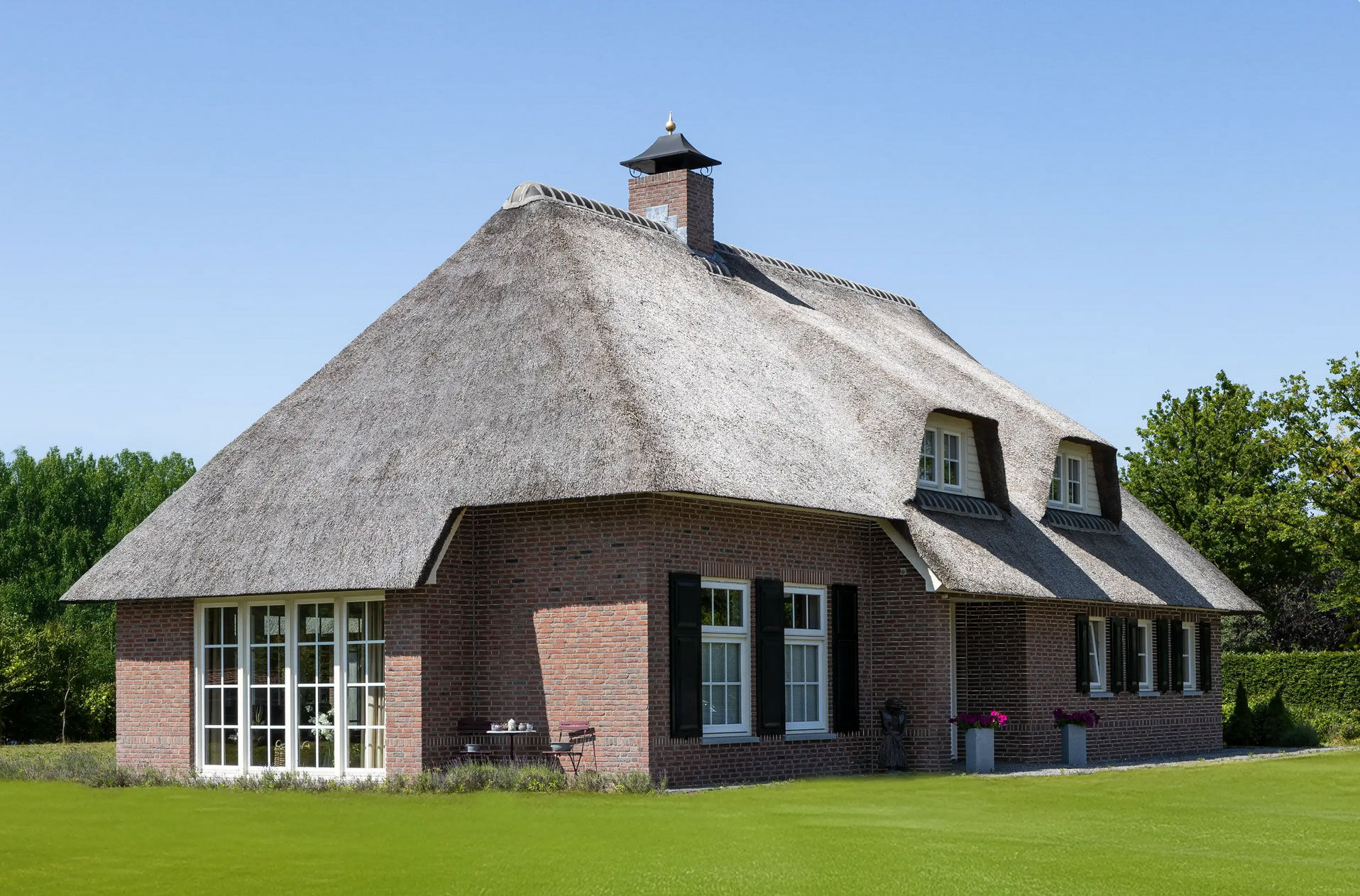 Technisch sicher sanieren: Nachträgliche Klinkerfassaden überzeugen durch geprüfte Systemaufbauten und wirtschaftliche Ausführung mit Klinkerriemchen.