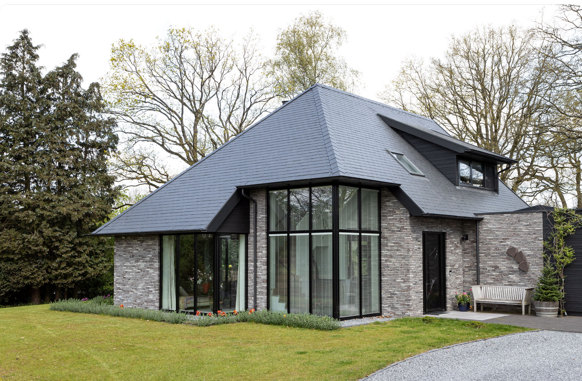 WDVS mit Klinkerriemchen: Kombiniert starken Wärmeschutz mit hochwertiger Klinkeroptik – besonders geeignet bei Altbausanierungen und Neubauten.