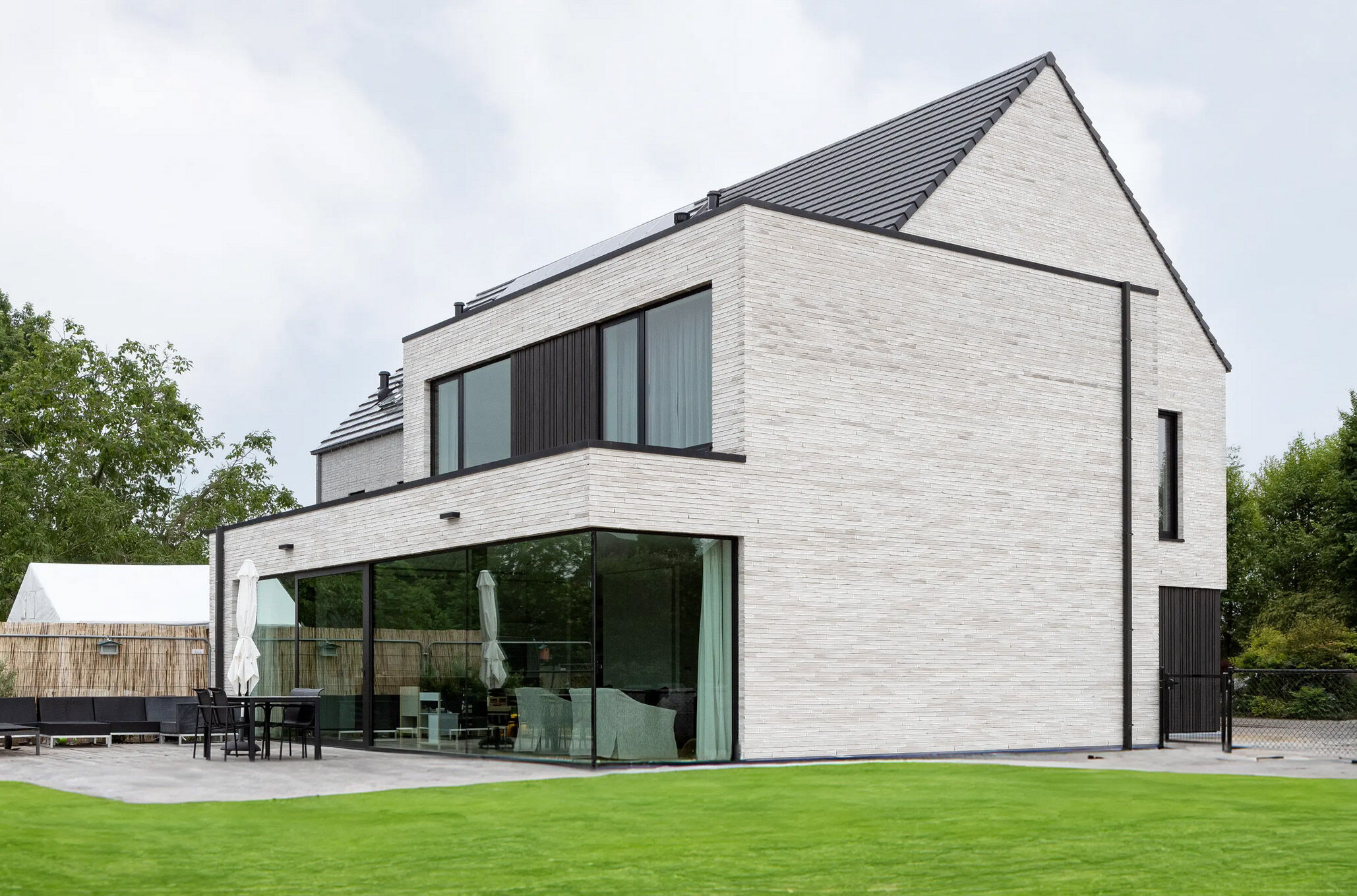 Helle Klinker behalten ihren Charme, wenn Algen, Moos und Schmutz regelmäßig entfernt werden.