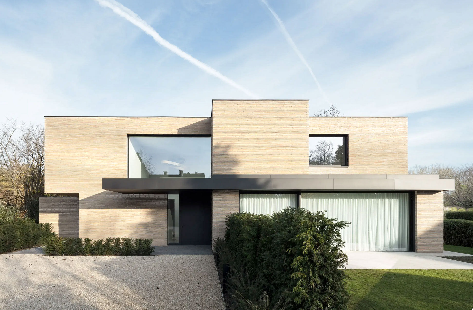 Hochwertige Details: Fensterlaibungen und sauber verfugte Klinkersteine unterstreichen die Qualität der Fassade.