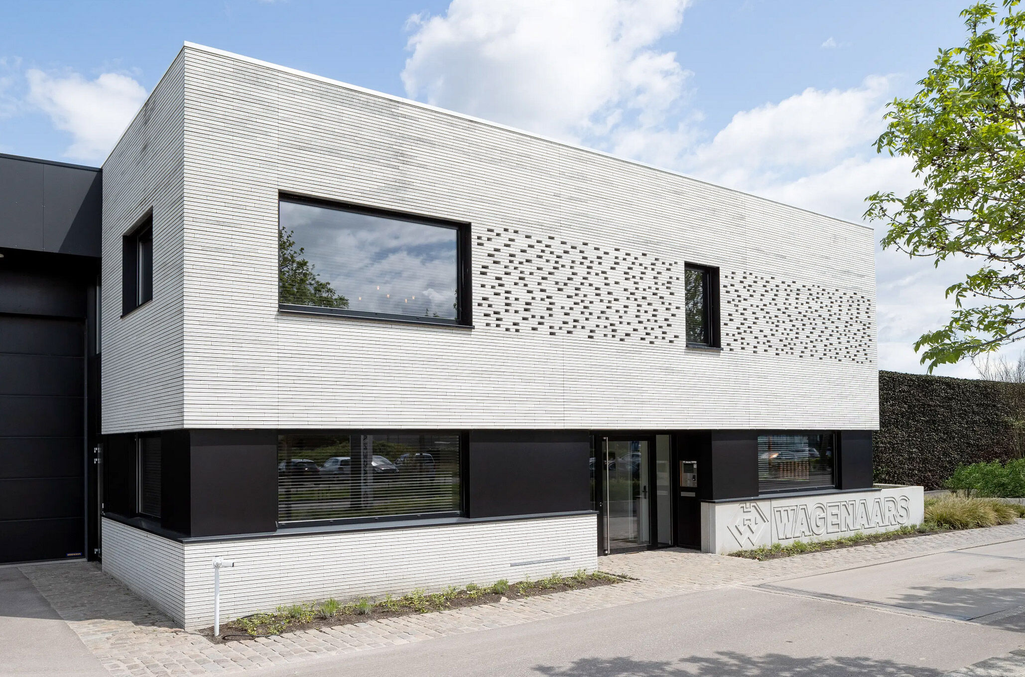 Helle Klinkersteine wirken besonders freundlich, wenn sie frei von Verschmutzungen sind.