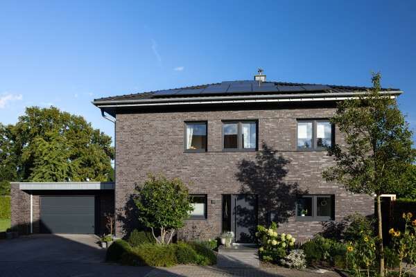 Geräumige Stadtvilla / Einfamilienhaus H1 mit Klinker 101-107-DF braun - grau - geflammt