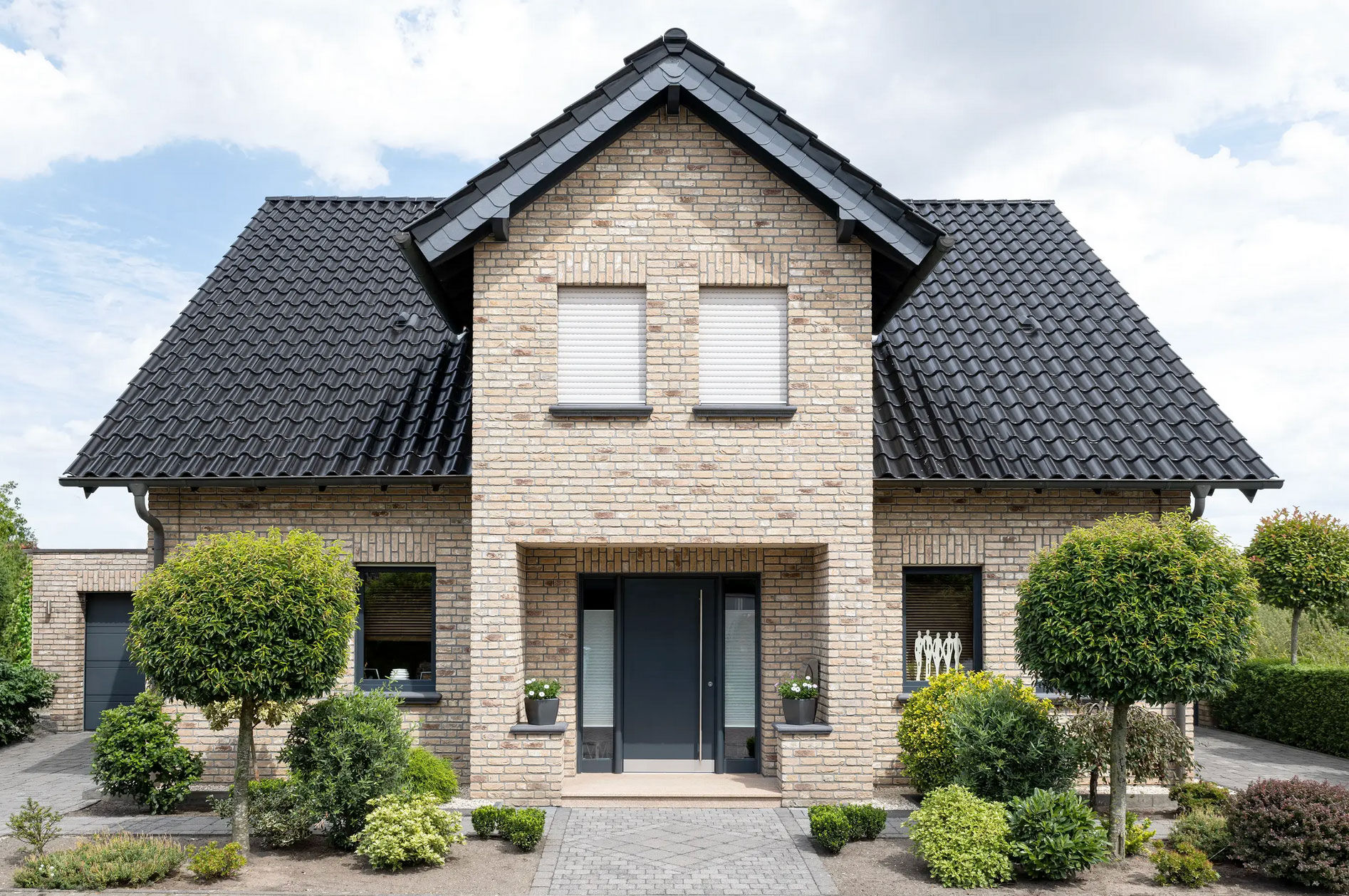 Der Preis einer Palette wirkt oft irreführend, da Format, Stückzahl und tatsächliche Fassadenfläche je nach Klinker stark variieren.