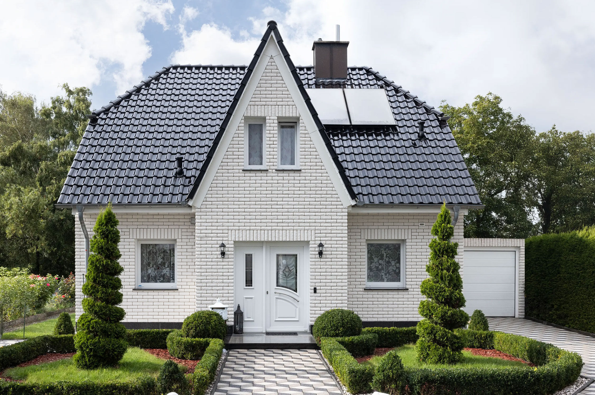 Eine fachgerechte Planung und sorgfältige Ausführung sind entscheidend, damit die gedämmte Fassade dauerhaft vor Wärmeverlusten, Feuchtigkeit und Witterung geschützt bleibt.