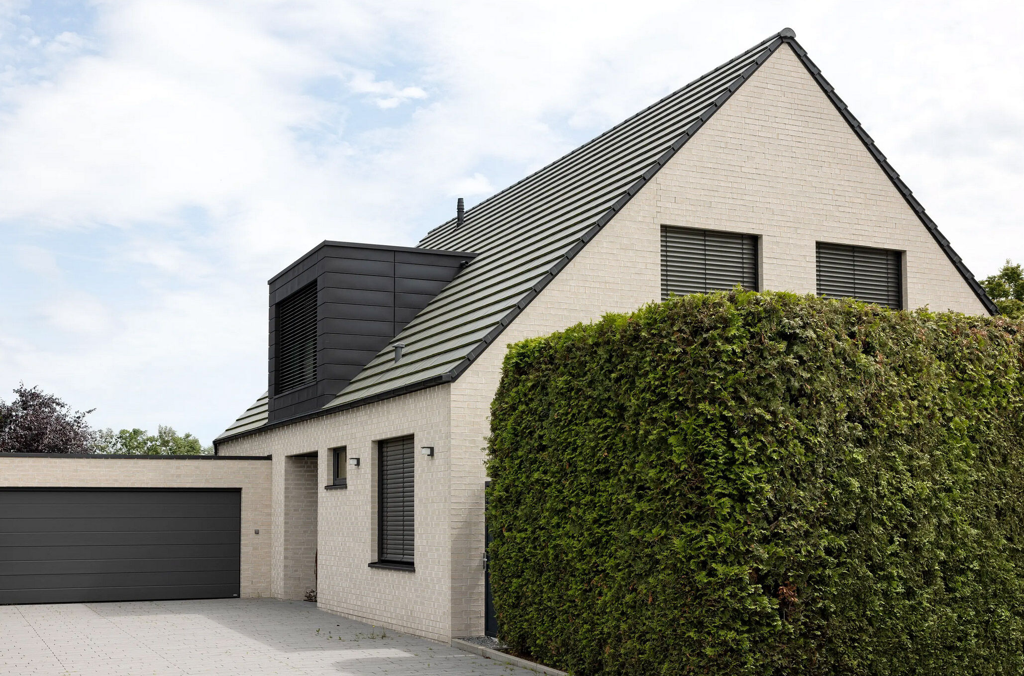 Saubere Fassade mit hellen Klinkern – regelmäßige Pflege erhält den natürlichen Look.