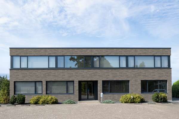 Bürogebäude H3 mit Klinkerriemchen R-118-203-ModF anthrazit bunt