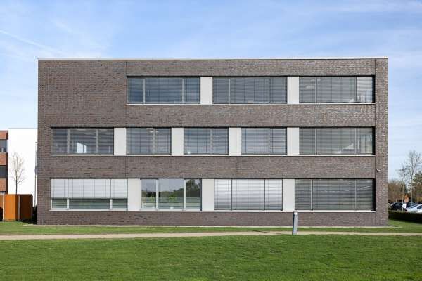 Bürogebäude H4 mit Klinker 108-118-DF braun, Kohle