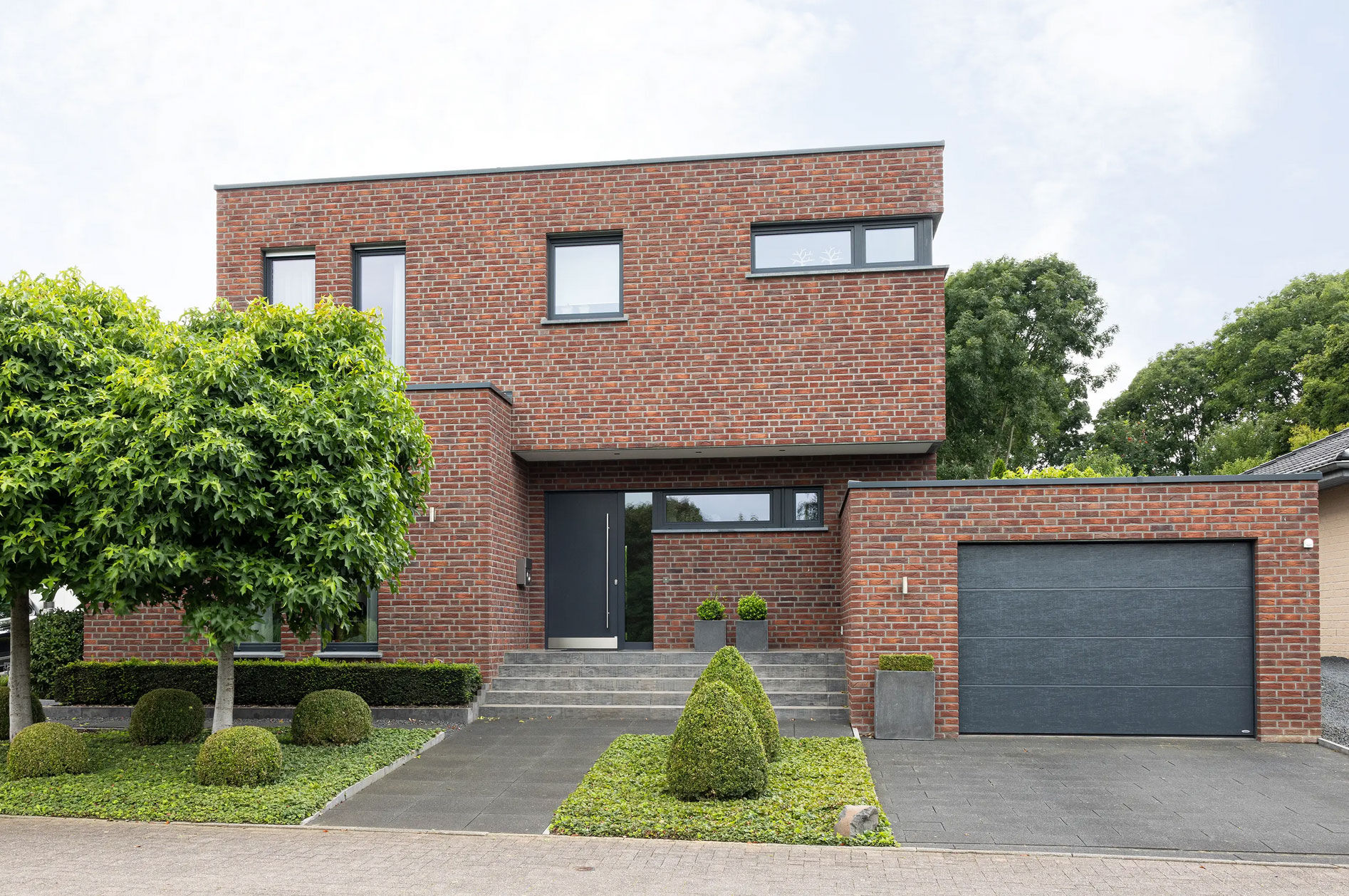 Gedruckte Riemchen eröffnen neue gestalterische Möglichkeiten, sind derzeit aber meist teurer als klassische gesägte Klinkerriemchen.