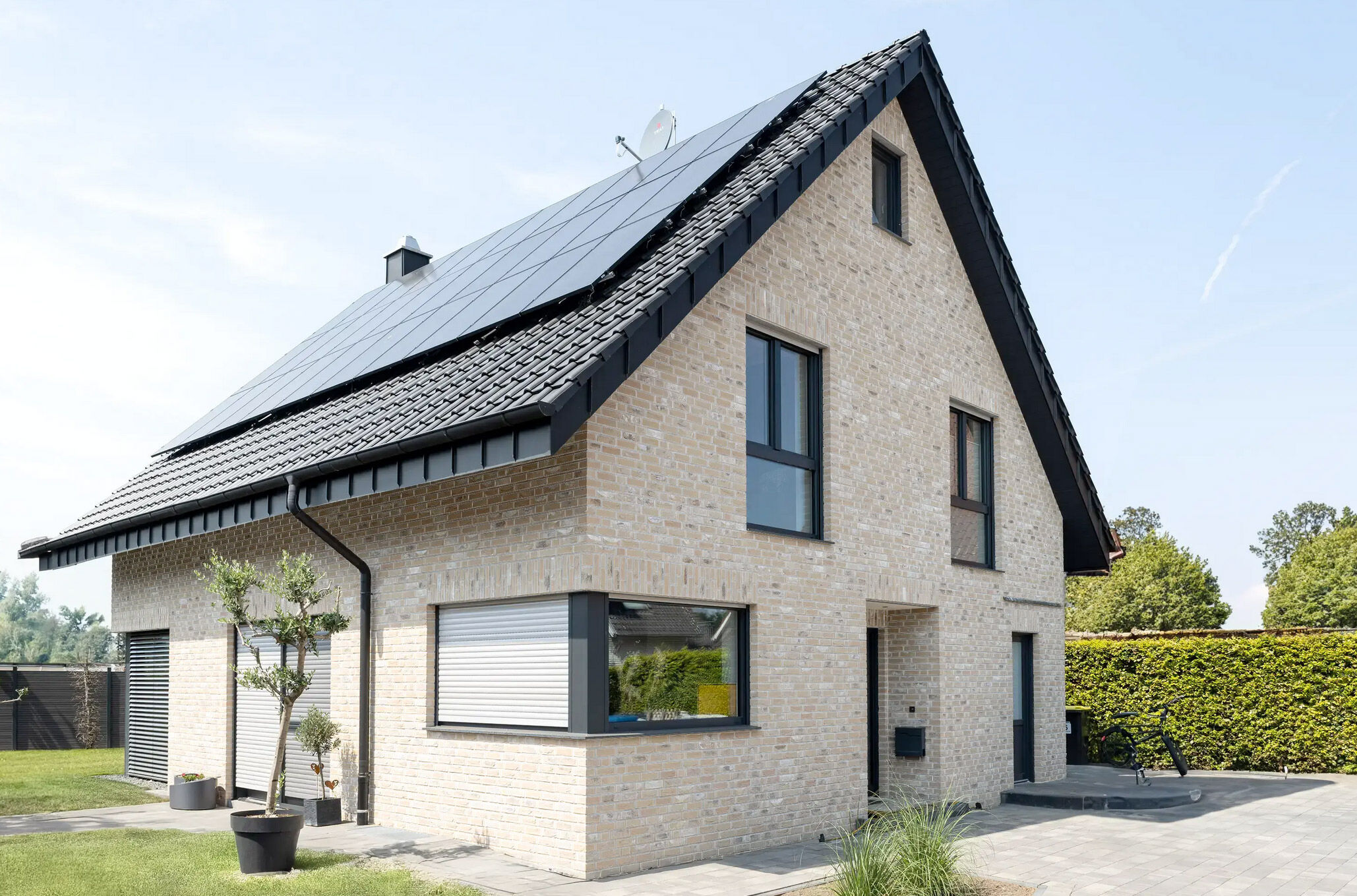 Ein modernes Haus mit heller Klinkerfassade, frisch gereinigt und gepflegt.