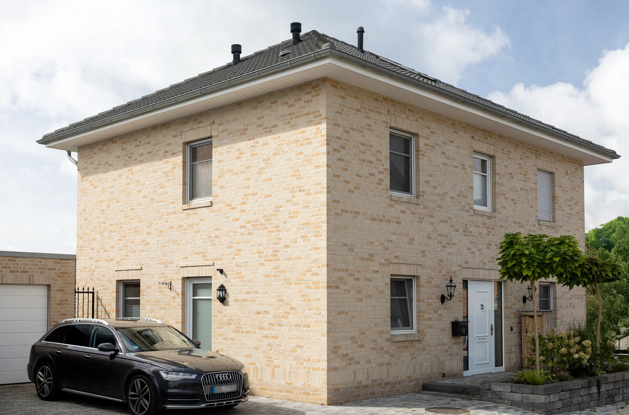 Beispiel für eine gepflegte Klinkerfassade: gleichmäßig gereinigte, helle Steine.