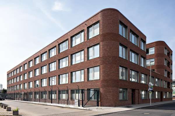 Bürogebäude H1 mit Klinker 102-157-DF rot-blau-bunt