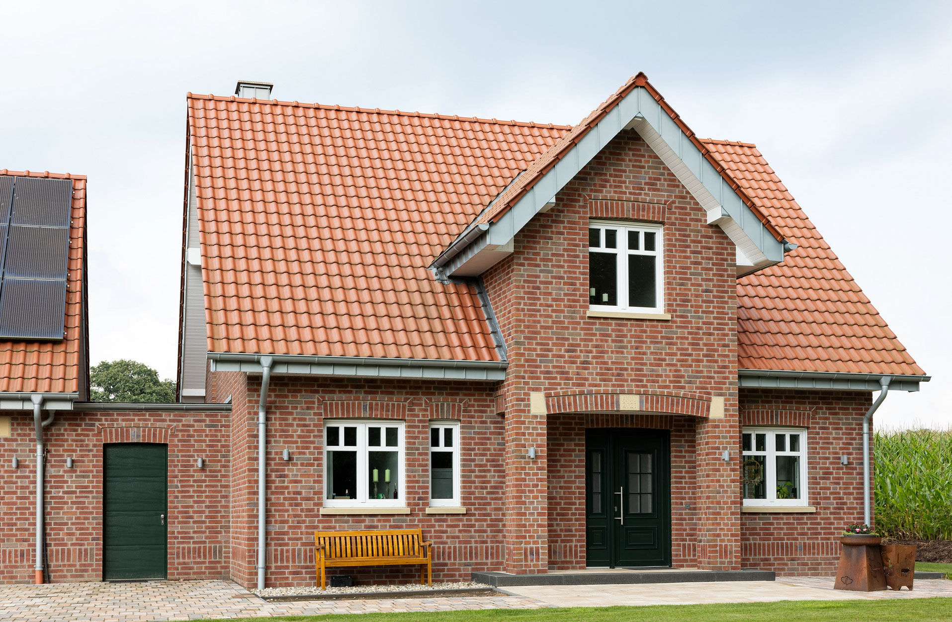 WDVS mit Klinkerriemchen verbinden effektive Wärmedämmung mit der hochwertigen Optik einer klassischen Klinkerfassade.