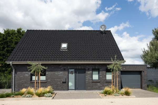 Einfamilienhaus H14 mit Klinker 108-101-NF schwarz-grau