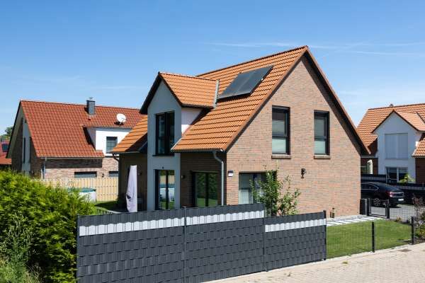 Einfamilienhaus H1 mit Klinker 115-124-NF rot braun bunt