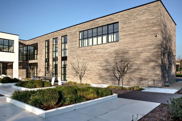 Bürogebäude H1 mit Klinker 122-104-ModF grau nuanciert