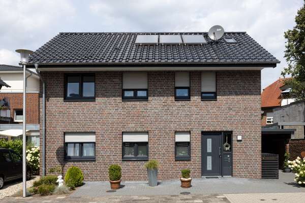 Mehrfamilienhaus H21 mit Klinker 104-123-NF rot-braun, Kohle