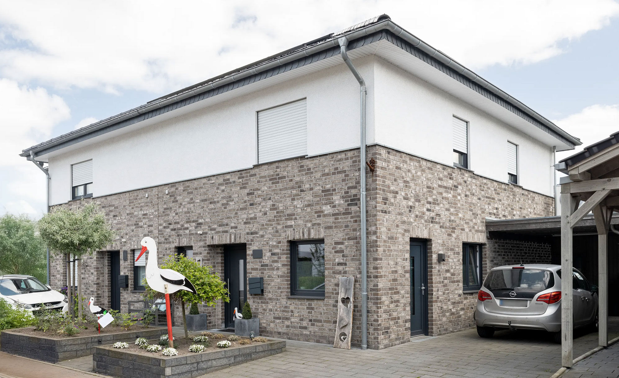 In Kombination mit Putz sind braune Klinker-Riemchen zeitlos modern