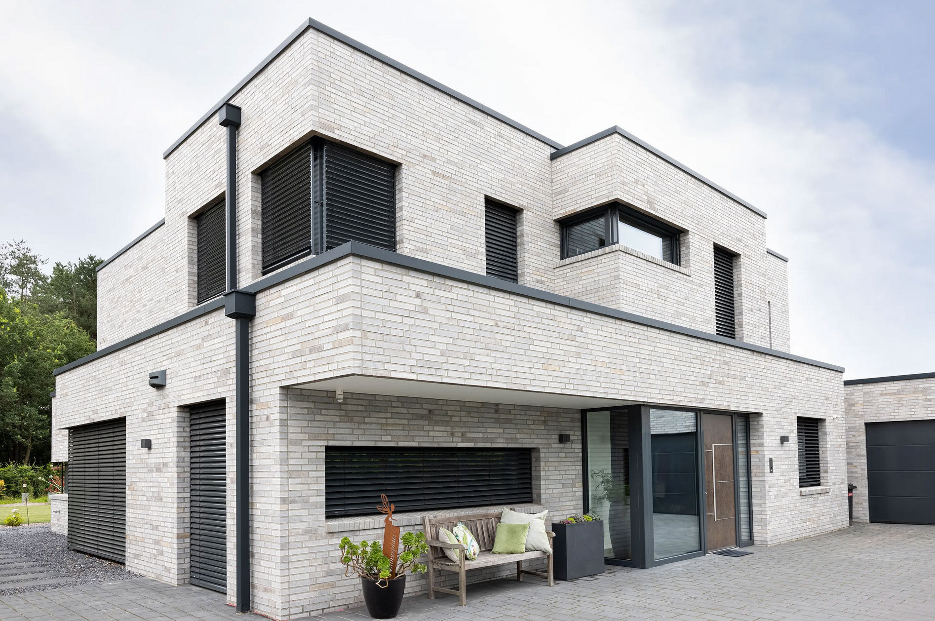 Für Bauherren ist der Quadratmeterpreis die sinnvollste Vergleichsgröße, weil er Klinkerformate direkt vergleichbar macht und Umrechnungen erspart.