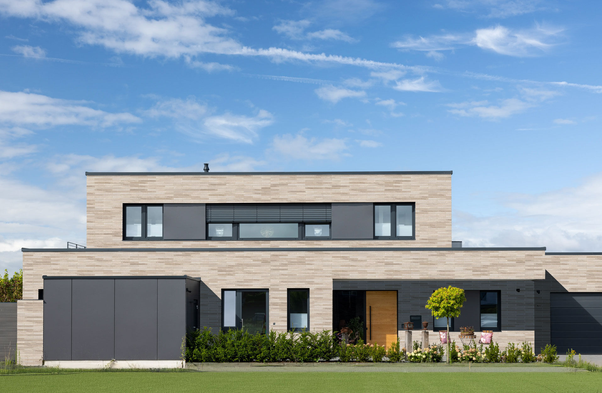 Besonders bei Aufstockungen und Nachverdichtungen bieten WDVS mit Riemchen eine schlanke und statisch vorteilhafte Fassadenlösung.