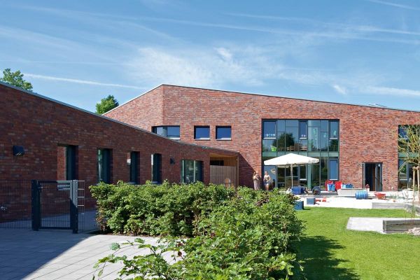 Bürogebäude H1 mit Klinker 106-120-NF rot - blau - bunt