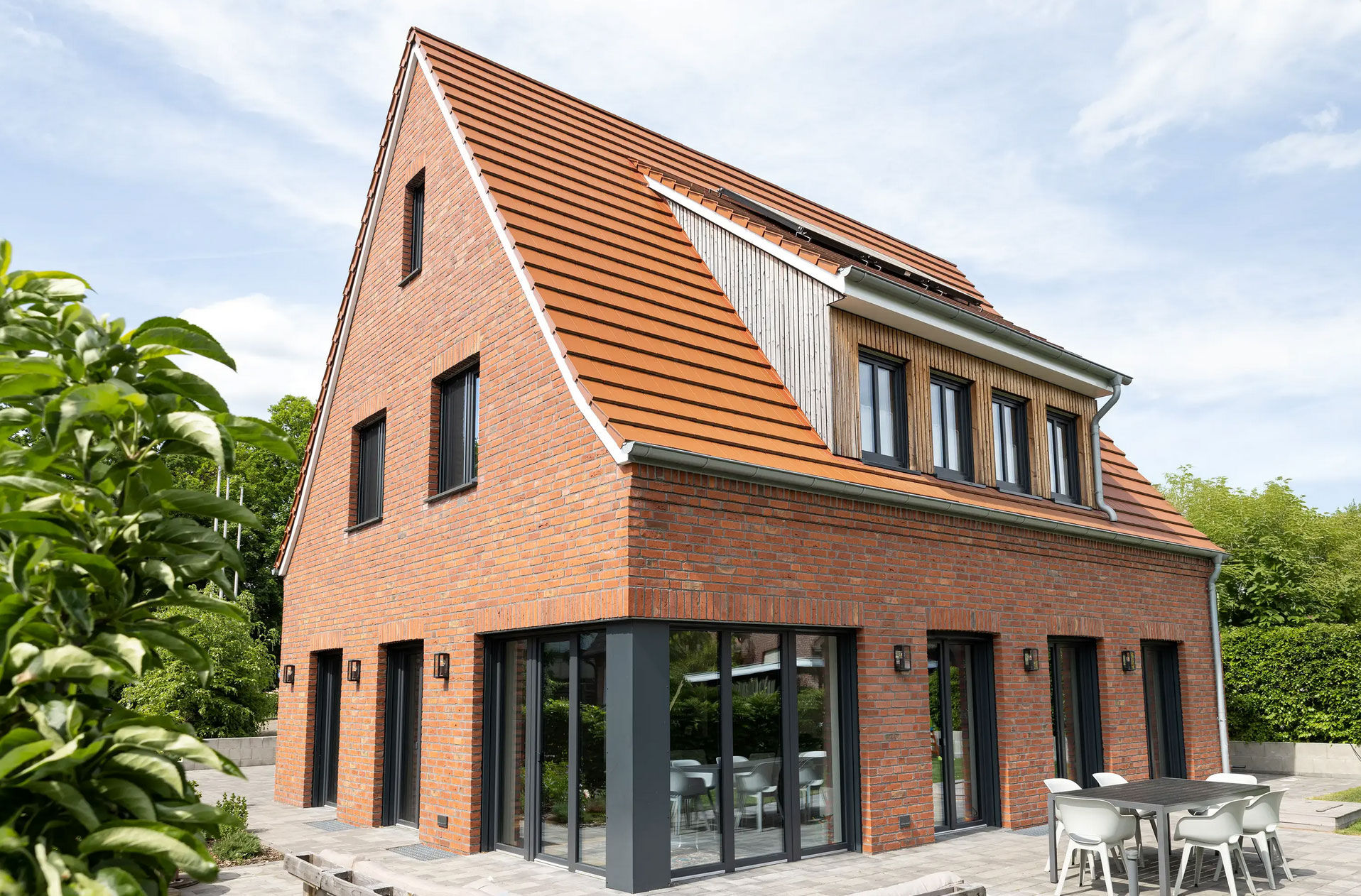 Nachträglich verklinkertes Einfamilienhaus mit robuster Klinkerfassade als langlebige Lösung in der modernen Fassadensanierung.