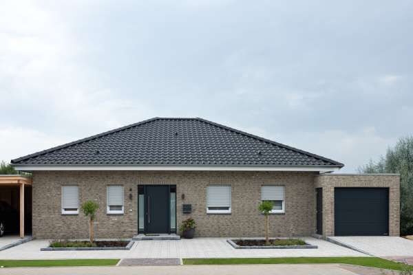 Bungalow H2 mit Klinker 105-142-WDF grau bunt