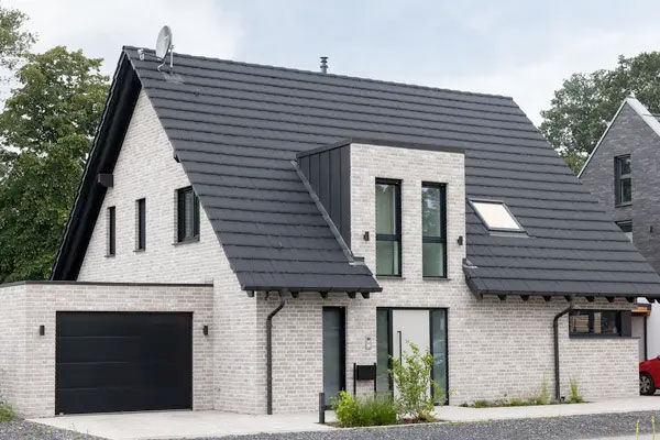 Neubau mit Klinkerfassade aus grauen Riemchen