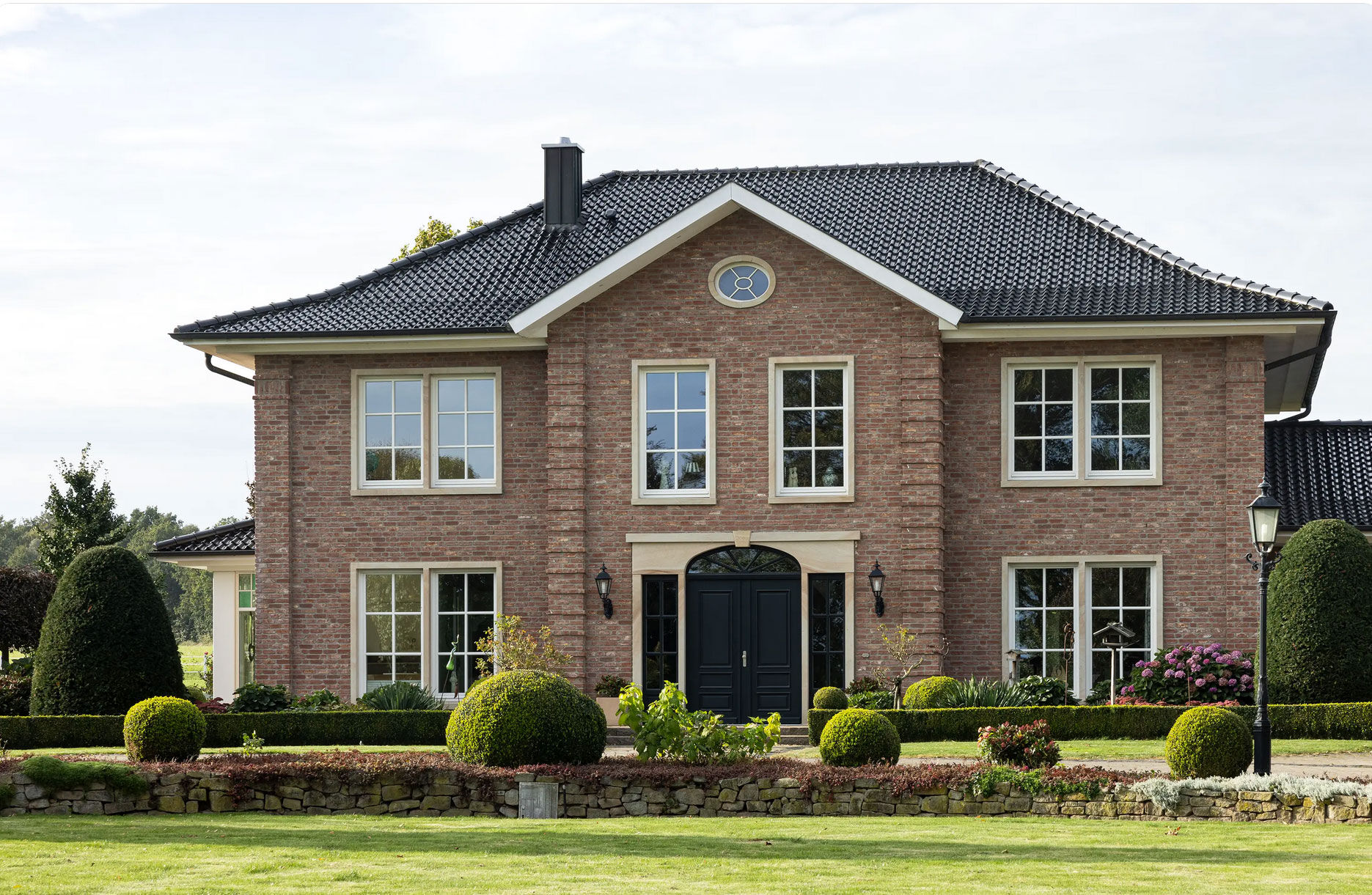 Klinkerfassade nach Teil-Sanierung: Ausgebesserte Schadstellen und erneuerte Fugen verhindern Folgeschäden im Mauerwerk.