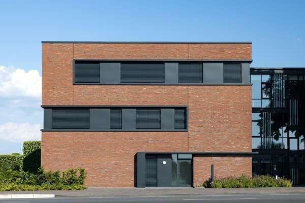Bürogebäude H1 mit Klinker 102-187-DF rot braun bunt