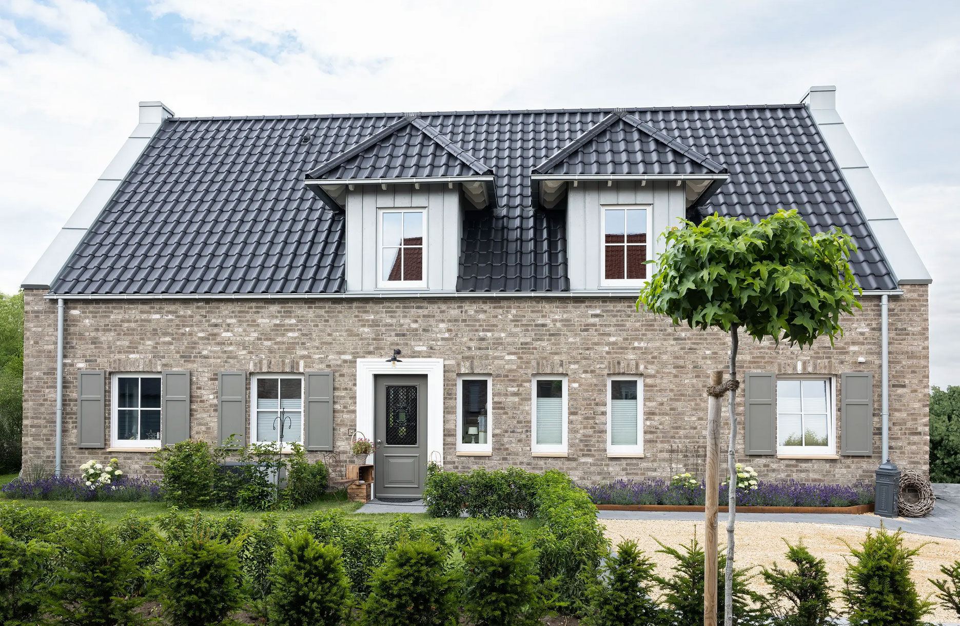 Altbau mit erneuerter Klinkeroptik: Sanierung und ergänzende Klinkerriemchen sorgen für ein einheitliches Fassadenbild bei verbesserter Schutzwirkung.