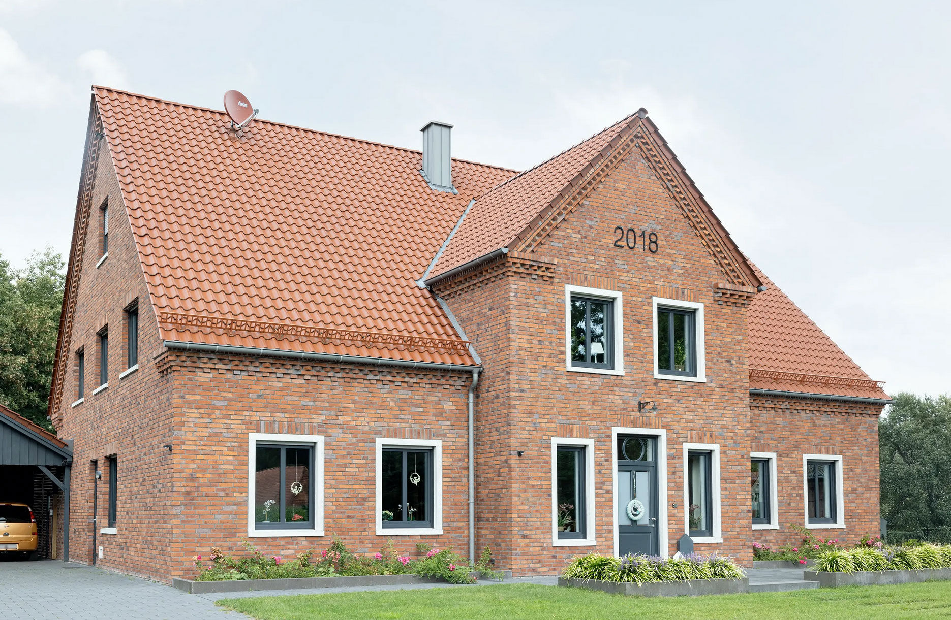 Modernisierte Klinkerhaus-Fassade: Durch fachgerechte Sanierung und Neuverfugung wirkt das Gebäude wieder geschlossen, trocken und wertig.