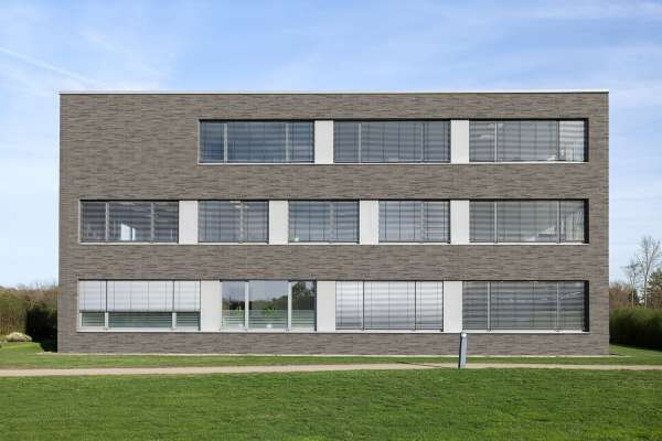 Bürogebäude H1 mit Klinkerriemchen R-118-203-ModF anthrazit bunt
