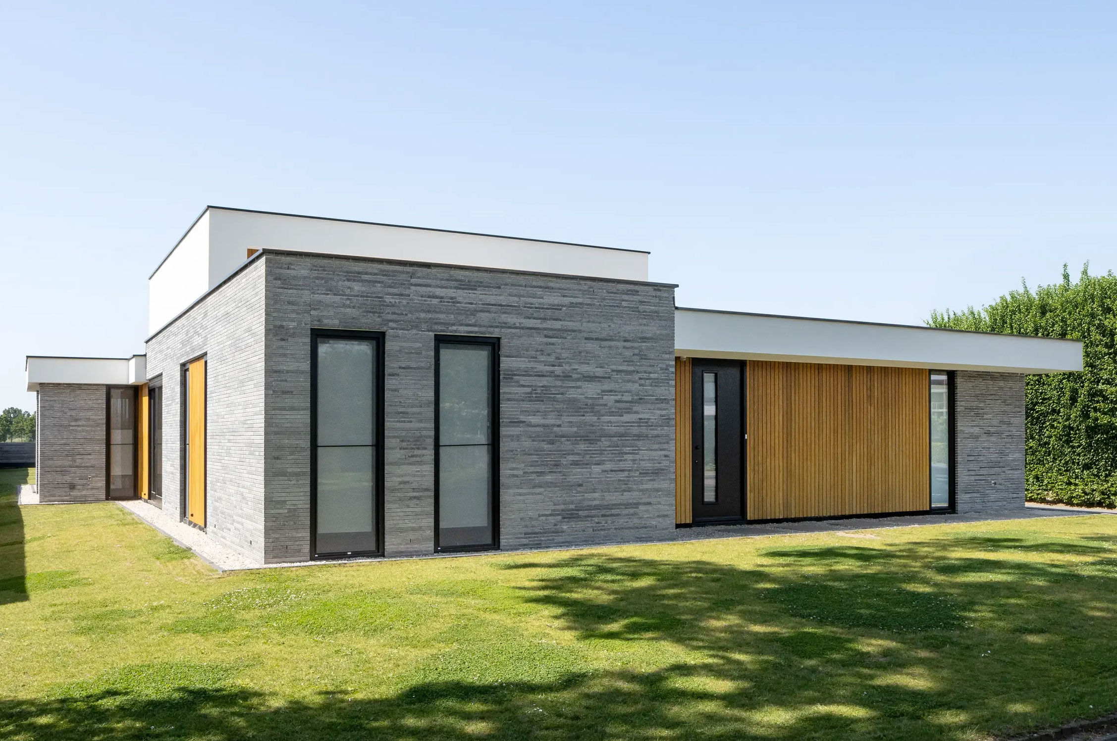 Auch bei Anbauten, Aufstockungen und besonderen Anschlussbereichen lässt sich ein WDVS flexibel an die Architektur eines Einfamilienhauses anpassen.