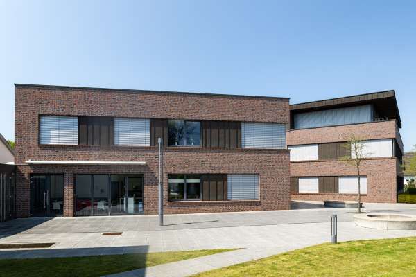 Bürogebäude H4 mit Klinker 108-146-DF rot-braun