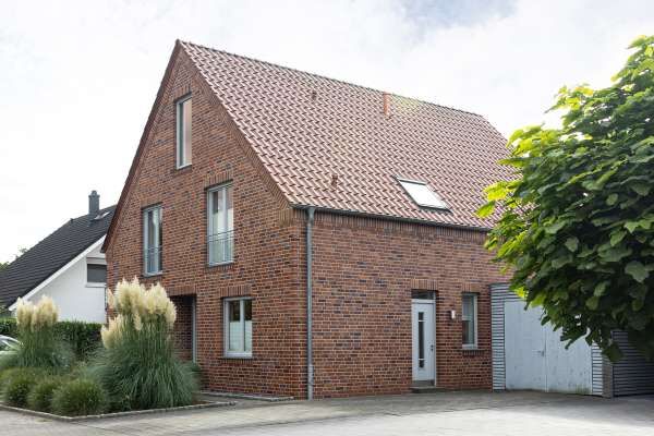 Einfamilienhaus H1 mit Klinker 108-206-NF rot blau bunt