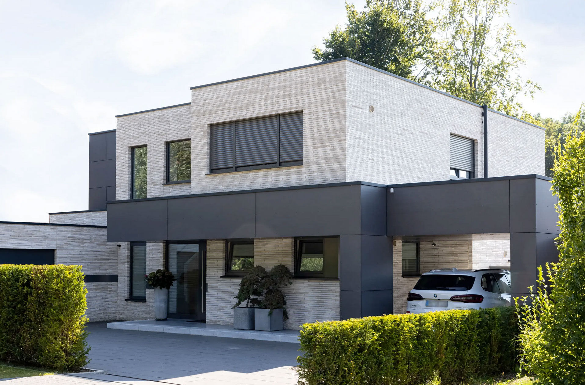 Schritt für Schritt zur Klinkerfassade: Tragfähiger Untergrund, sauberer Systemaufbau und präzise Details sichern die dauerhafte Qualität.