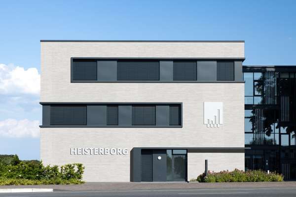 Bürogebäude H2 mit Klinkerriemchen R-118-207-ModF weißgrau