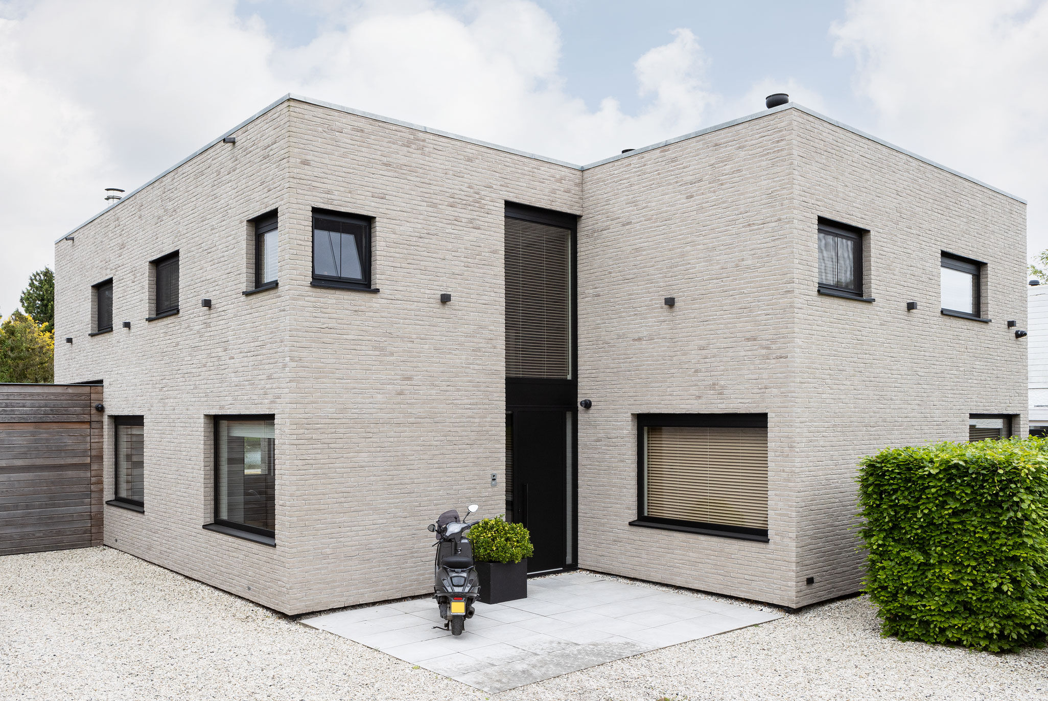 Bauhaus trifft Wärme – beige Klinker-Riemchen verleiht modernen Anwesen Charakter
