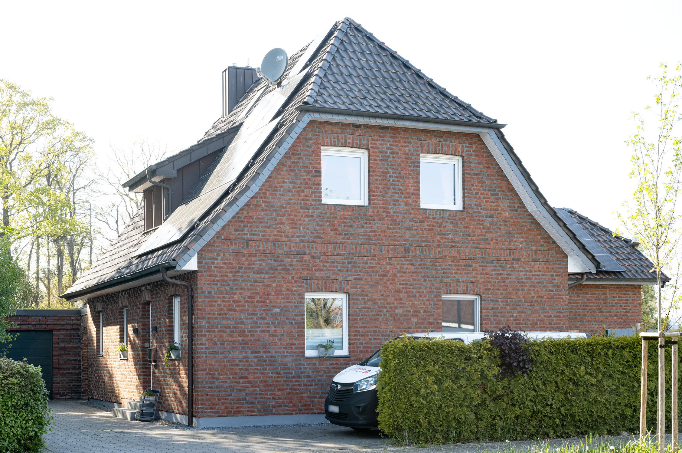 Traditionelle Handwerkskunst und moderne Produktionstechnologien verbinden sich bei Röben zu widerstandsfähigen und nachhaltigen Klinkerfassaden.
