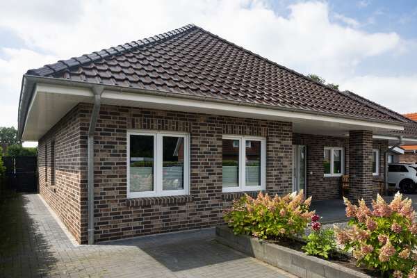Bungalow H10 mit Klinker 103-133-NF braun-bunt