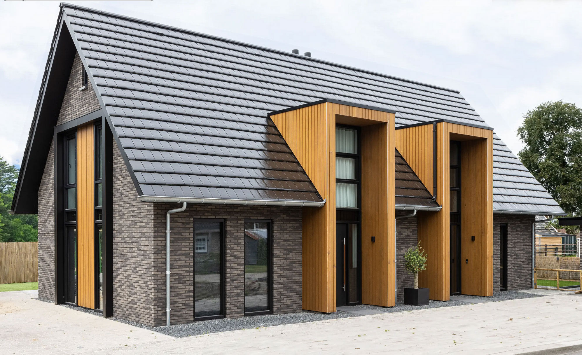 Braune Klinkerriemchen und Holz – perfekte Harmonie