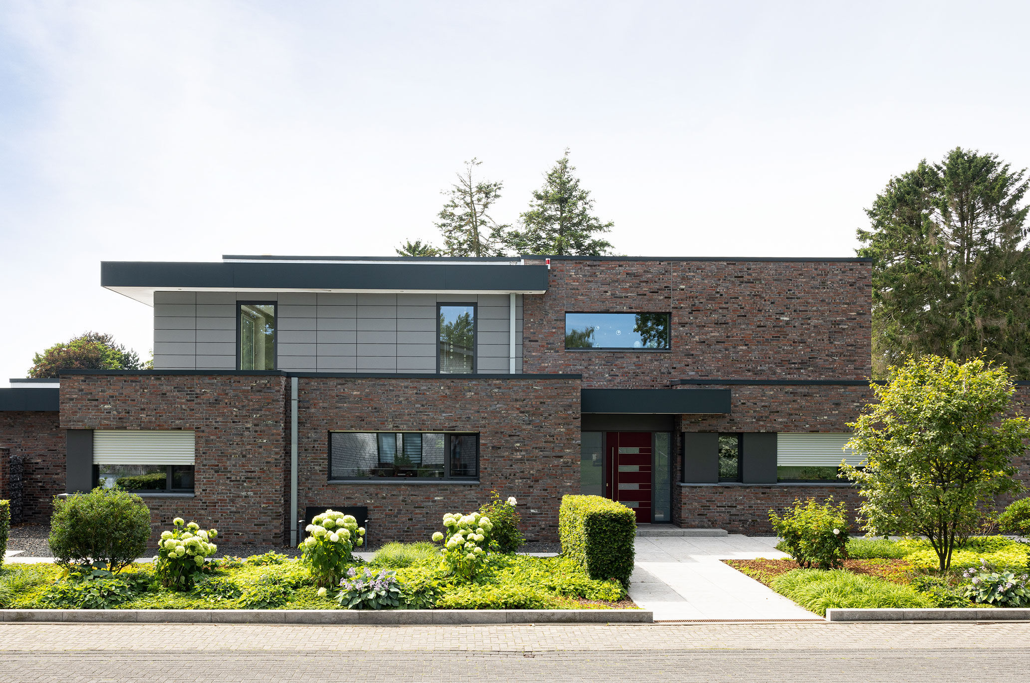 Kontraste gezielt einsetzen: Starke Fugen-Kontraste heben einzelne Steine hervor – besonders spannend in Kombination mit weißen oder farbigen Fensterrahmen.