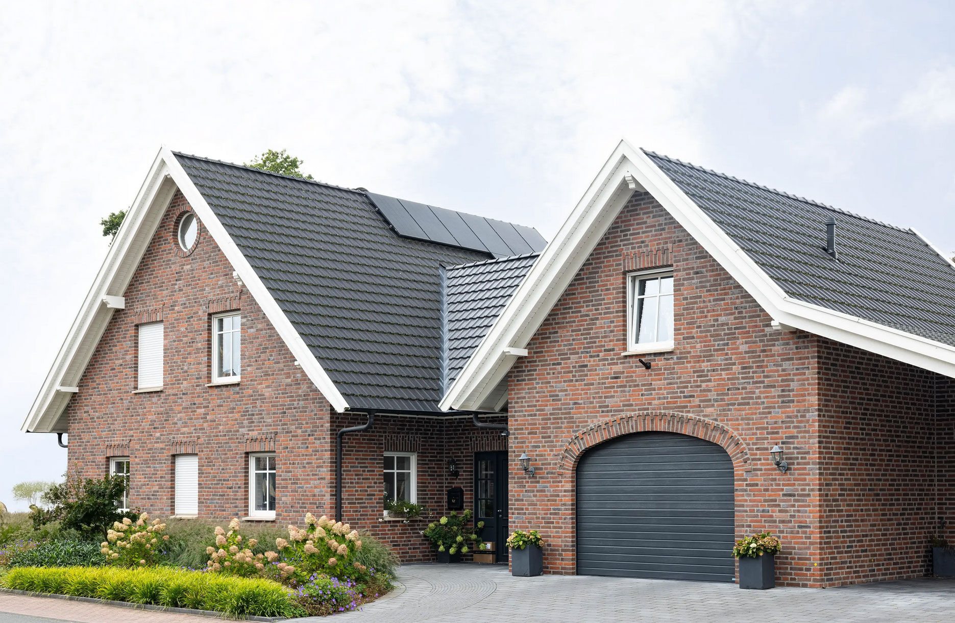 Sanierte Klinkerfassade im Altbestand: Neue Fugen und gezielte Steinreparaturen schützen die historische Substanz langfristig vor Feuchtigkeit und Frostschäden.